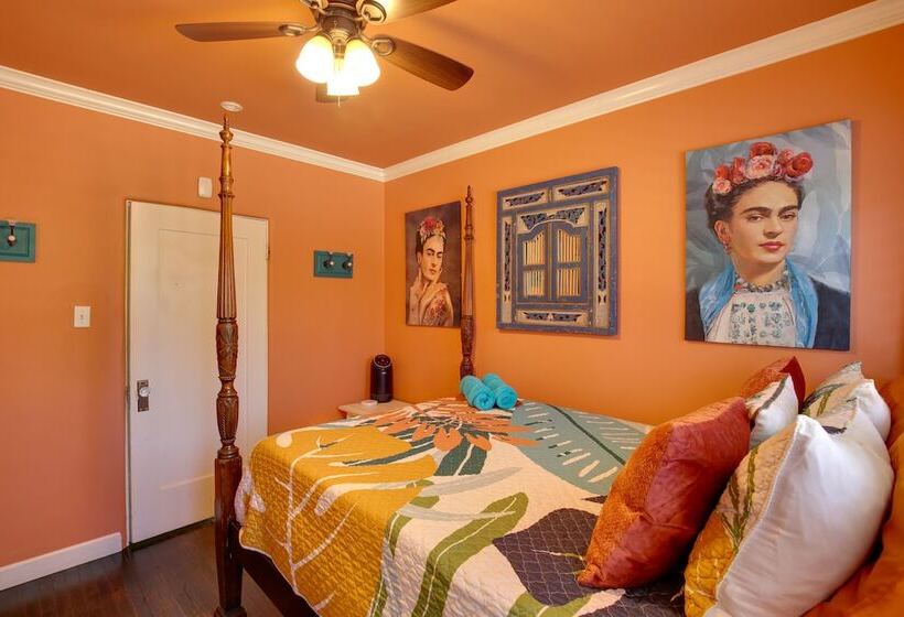 Artsy Long Beach Home W/ Patio: 2 Mi To Downtown!