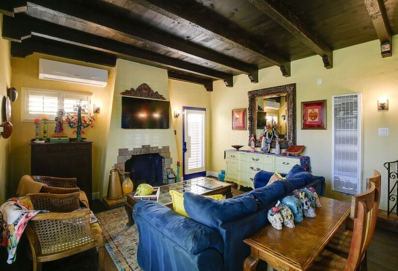 Artsy Long Beach Home W/ Patio: 2 Mi To Downtown!