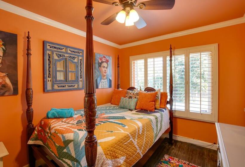 Artsy Long Beach Home W/ Patio: 2 Mi To Downtown!