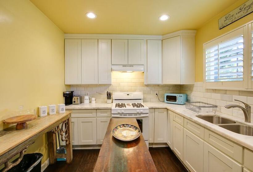 Artsy Long Beach Home W/ Patio: 2 Mi To Downtown!