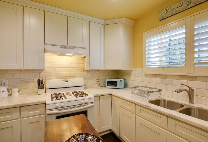 Artsy Long Beach Home W/ Patio: 2 Mi To Downtown!