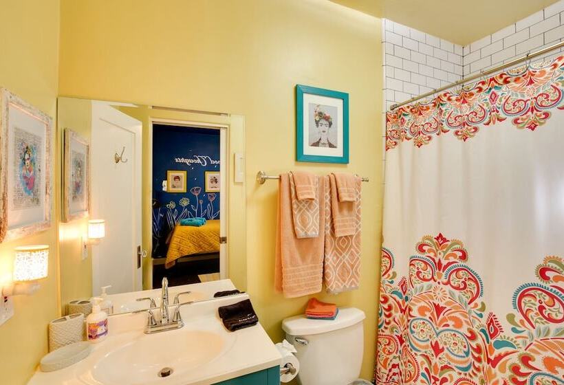 Artsy Long Beach Home W/ Patio: 2 Mi To Downtown!