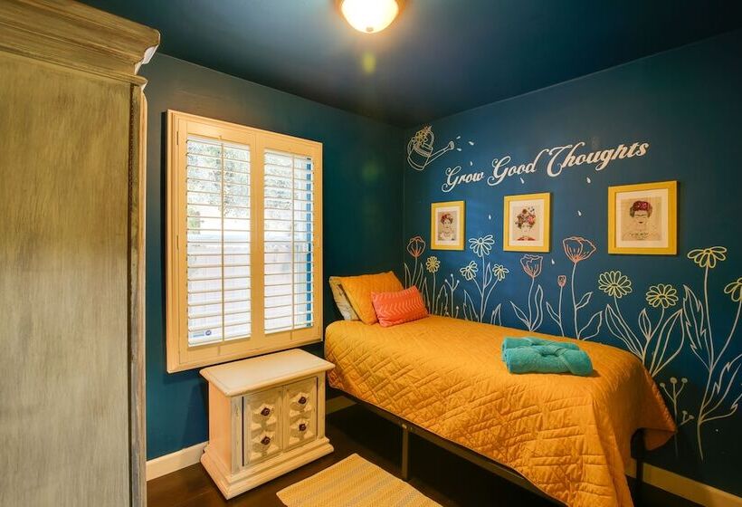 Artsy Long Beach Home W/ Patio: 2 Mi To Downtown!