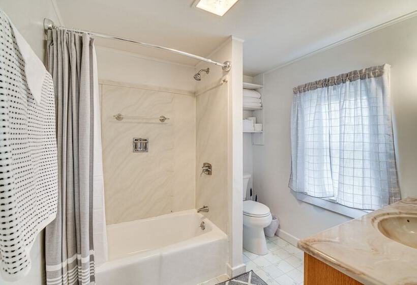 Auburn Finger Lakes Farmhouse W/ Open Views!