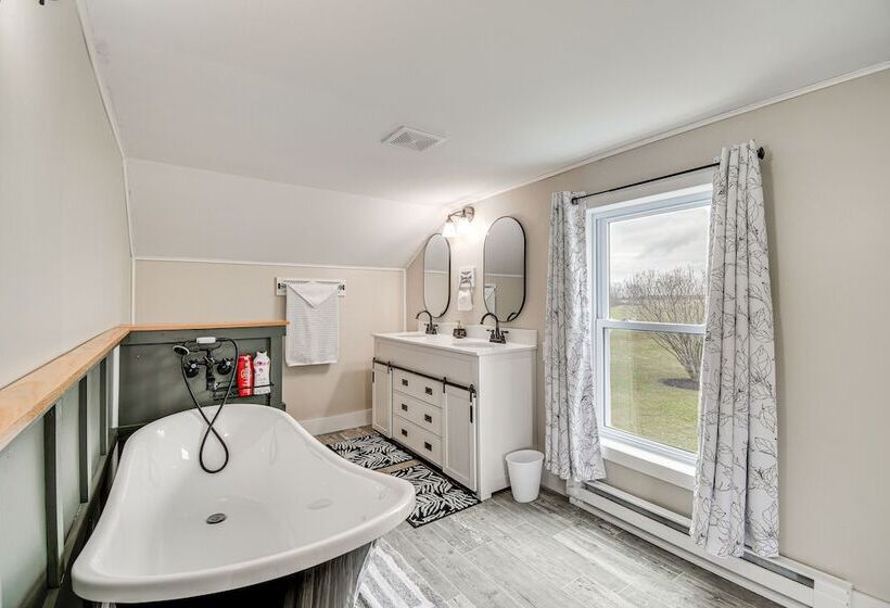 Auburn Finger Lakes Farmhouse W/ Open Views!