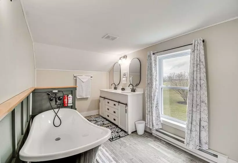 Auburn Finger Lakes Farmhouse W/ Open Views!