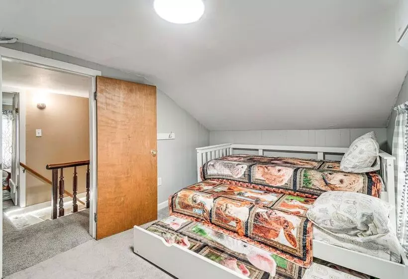 Auburn Finger Lakes Farmhouse W/ Open Views!