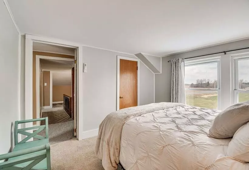 Auburn Finger Lakes Farmhouse W/ Open Views!