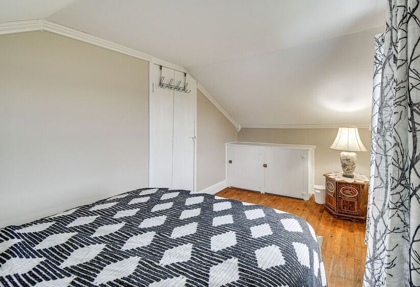 Auburn Finger Lakes Farmhouse W/ Open Views!