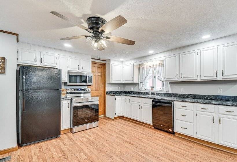 Auburn Finger Lakes Farmhouse W/ Open Views!