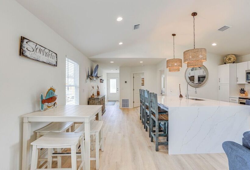 Bright Steinhatchee Getaway, Walk To River & Dock!