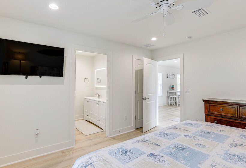 Bright Steinhatchee Getaway, Walk To River & Dock!