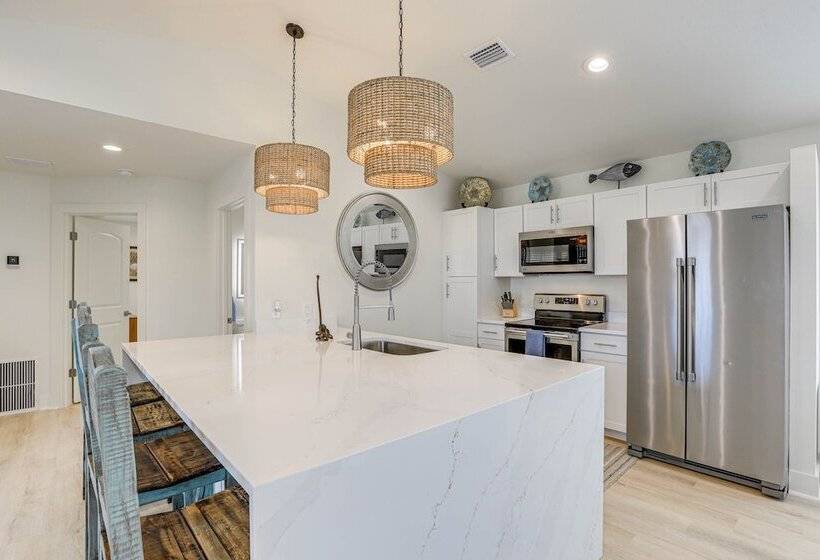 Bright Steinhatchee Getaway, Walk To River & Dock!