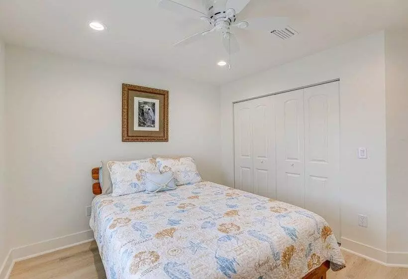 Bright Steinhatchee Getaway, Walk To River & Dock!