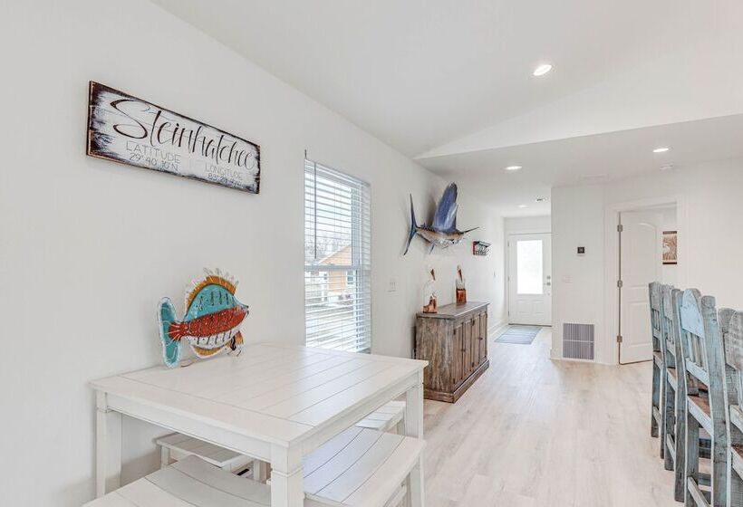 Bright Steinhatchee Getaway, Walk To River & Dock!