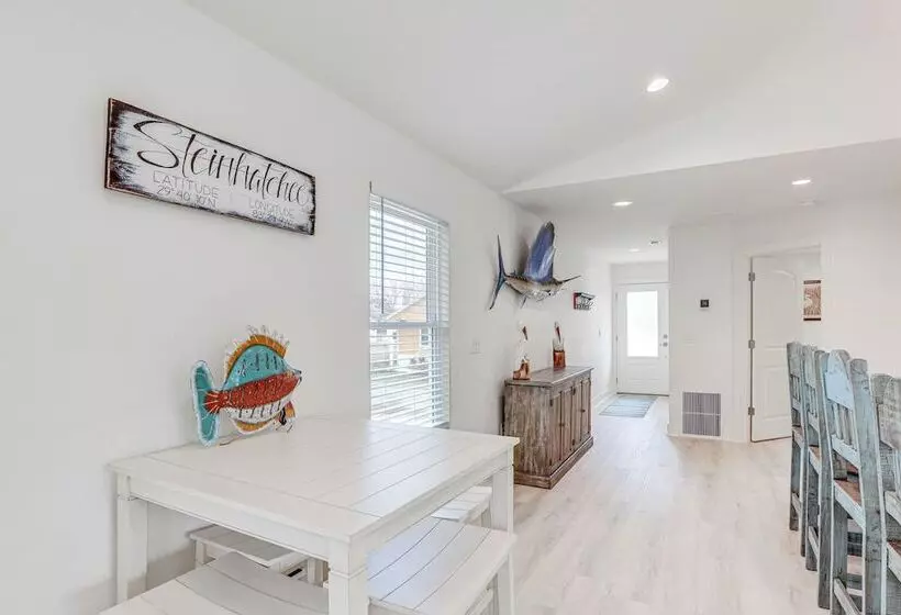 Bright Steinhatchee Getaway, Walk To River & Dock!
