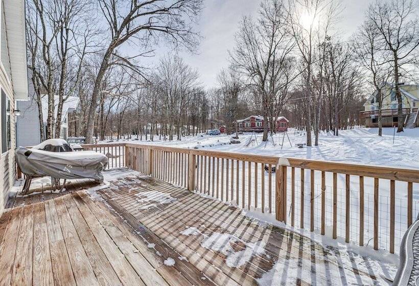 Cozy Albrightsville Home: Community Lake & Beach!