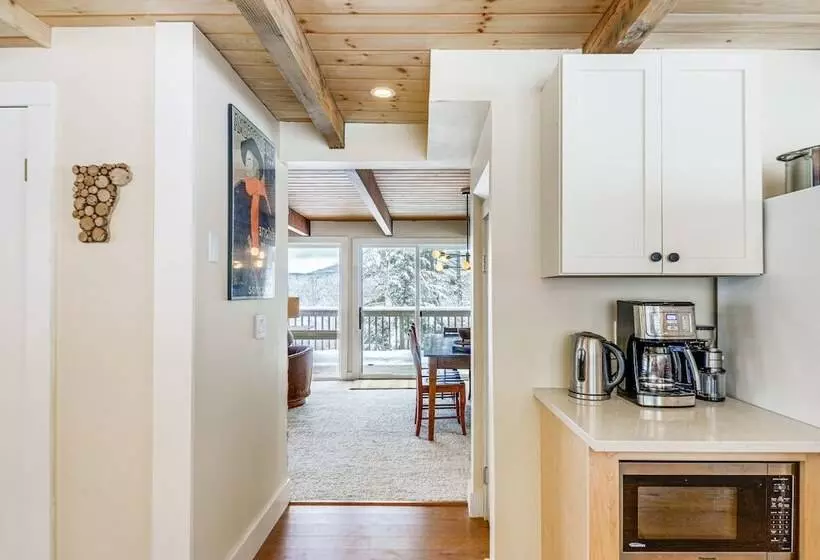 Cozy Vermont Escape W/ Deck, Near Skiing!