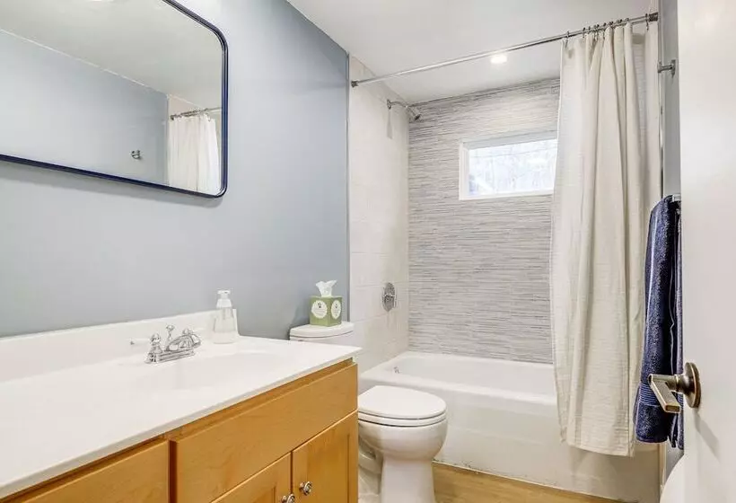 Cozy Vermont Escape W/ Deck, Near Skiing!