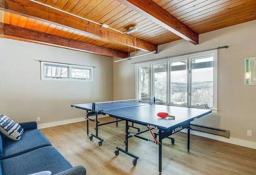 Cozy Vermont Escape W/ Deck, Near Skiing!