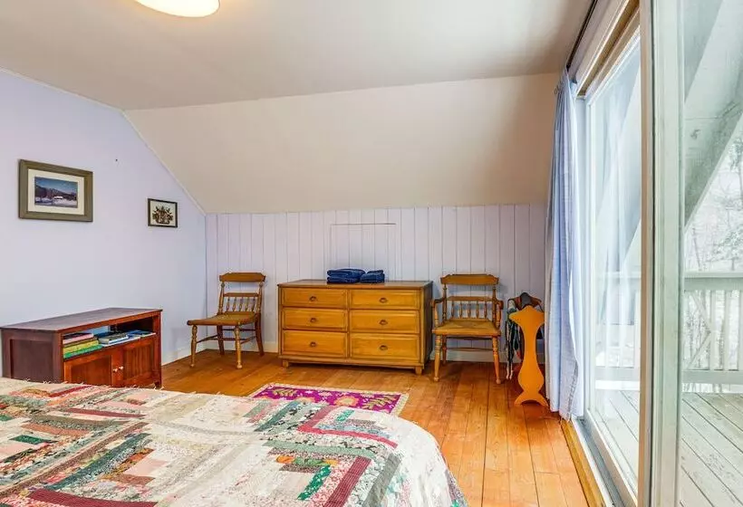 Cozy Vermont Escape W/ Deck, Near Skiing!
