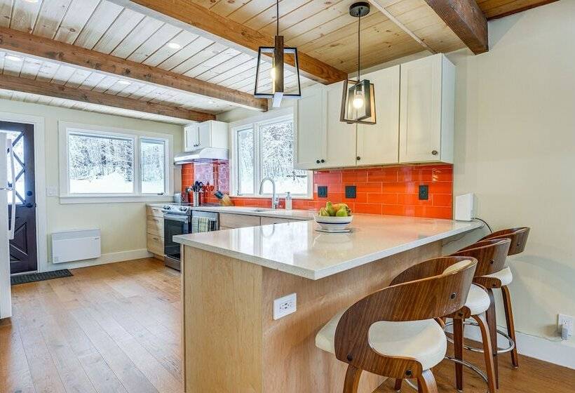 Cozy Vermont Escape W/ Deck, Near Skiing!