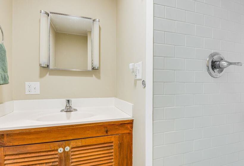 Cozy Vermont Escape W/ Deck, Near Skiing!