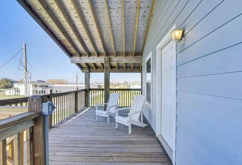 Walk To Shore: Crystal Beach Home W/ Deck!