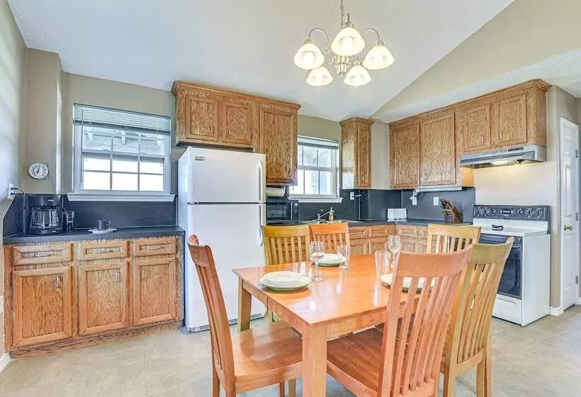 Walk To Shore: Crystal Beach Home W/ Deck!