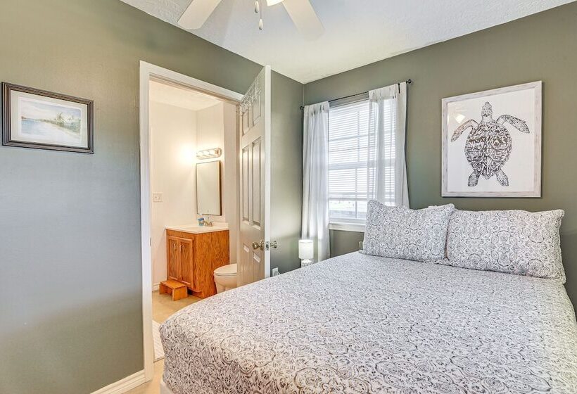 Walk To Shore: Crystal Beach Home W/ Deck!