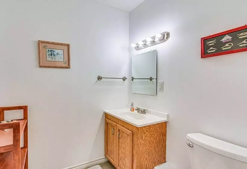 Walk To Shore: Crystal Beach Home W/ Deck!