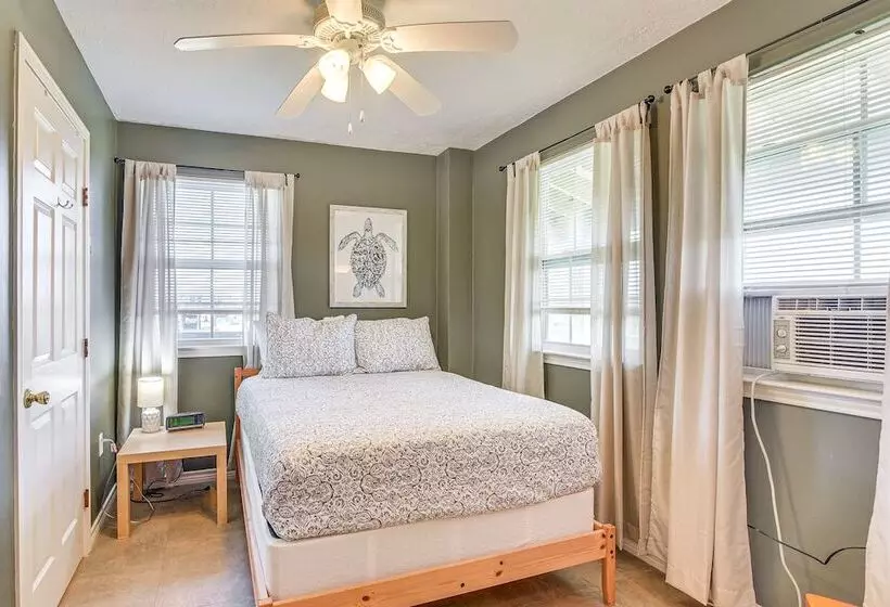 Walk To Shore: Crystal Beach Home W/ Deck!