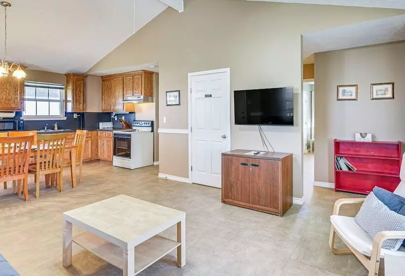 Walk To Shore: Crystal Beach Home W/ Deck!