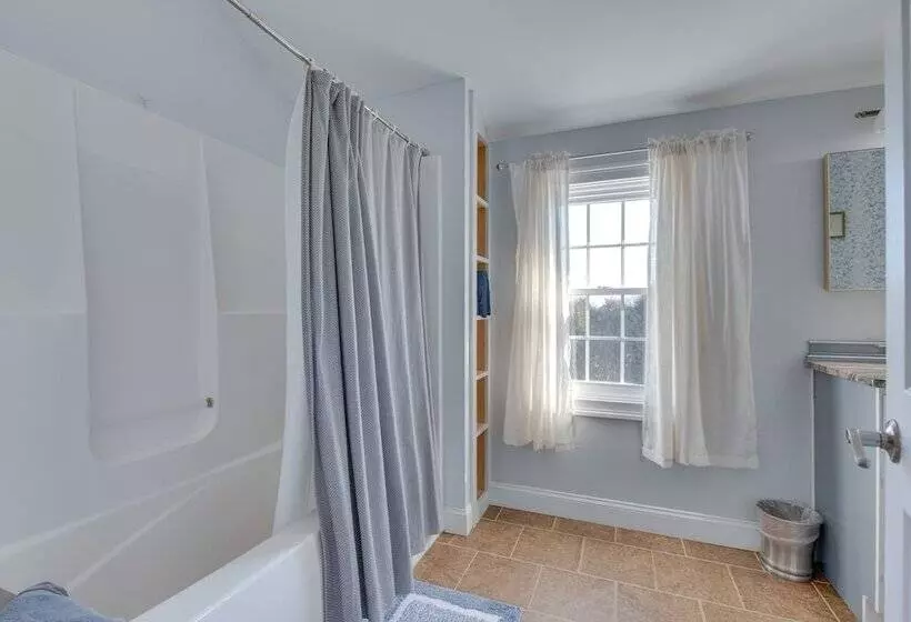 Downtown Ogunquit Home: 1 Mi To Beach!