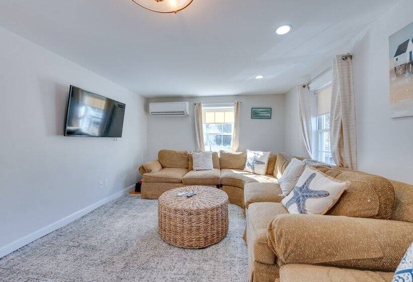 Downtown Ogunquit Home: 1 Mi To Beach!