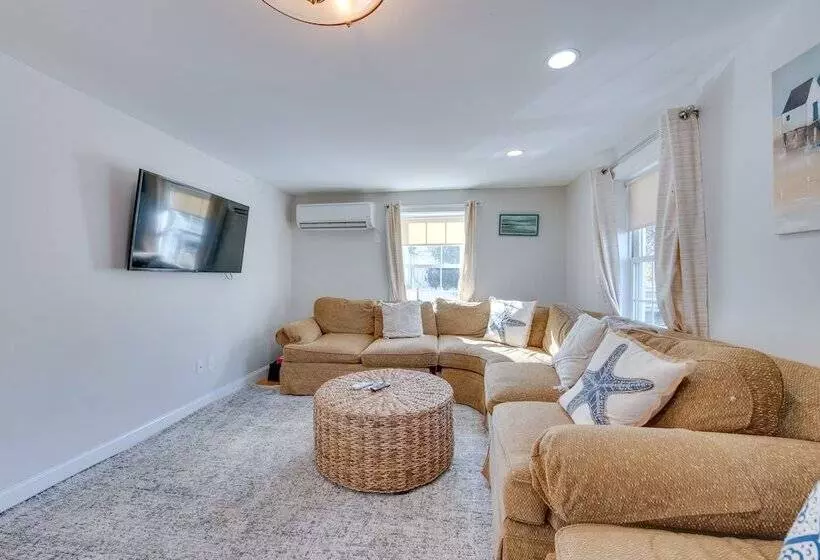 Downtown Ogunquit Home: 1 Mi To Beach!