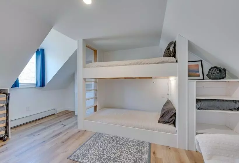 Downtown Ogunquit Home: 1 Mi To Beach!