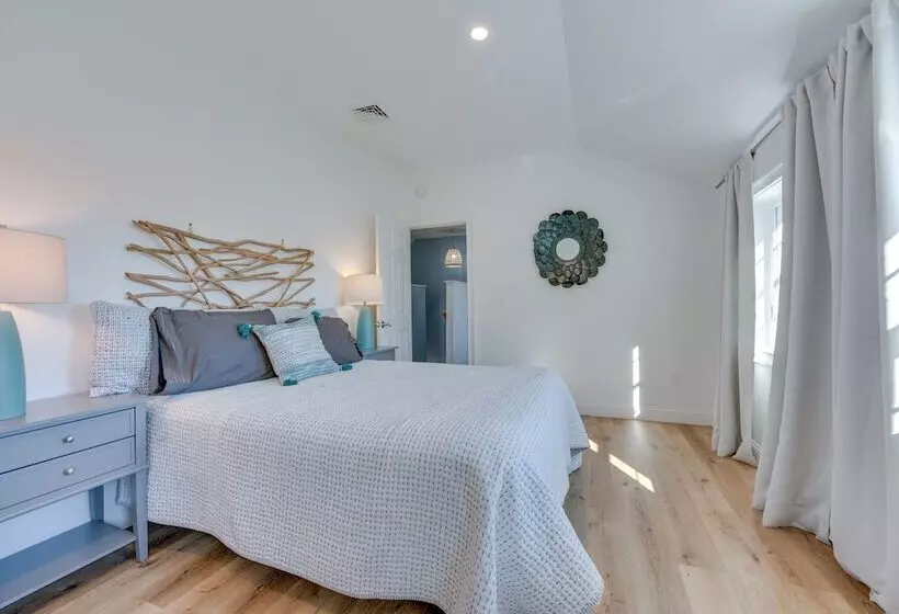 Downtown Ogunquit Home: 1 Mi To Beach!