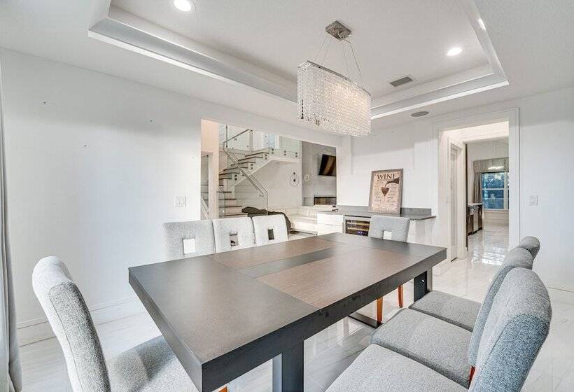 Family Friendly Home W/ Lanai ~ 6 Mi To Disney