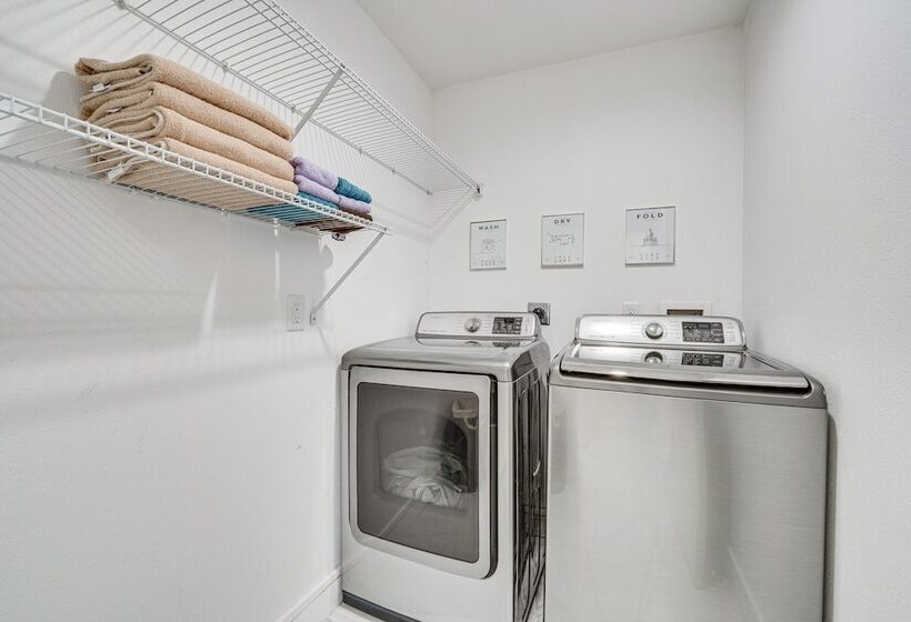 Family Friendly Home W/ Lanai ~ 6 Mi To Disney