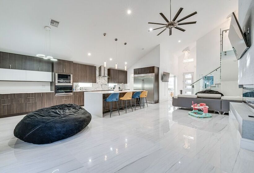 Family Friendly Home W/ Lanai ~ 6 Mi To Disney