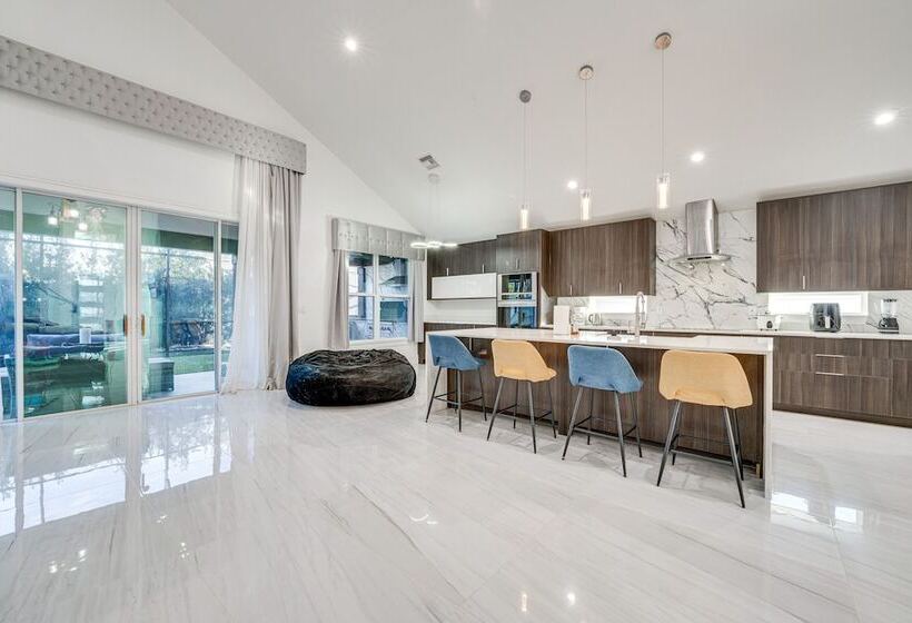 Family Friendly Home W/ Lanai ~ 6 Mi To Disney