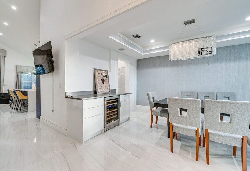 Family Friendly Home W/ Lanai ~ 6 Mi To Disney