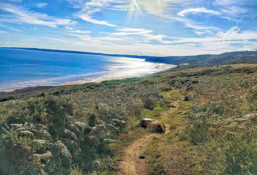 Geodome With Sea Views Near Pendine