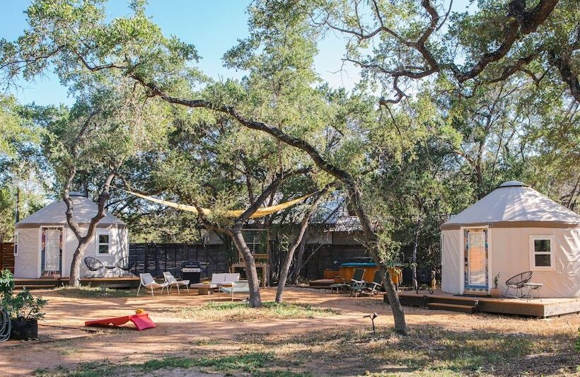 ホテル The Peacock Yurt At Camposanto Atx Glamping On Lake Travis