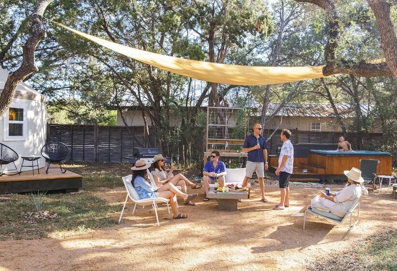 ホテル The Peacock Yurt At Camposanto Atx Glamping On Lake Travis