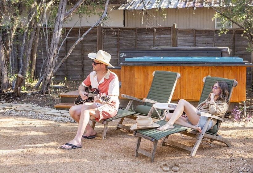 ホテル The Peacock Yurt At Camposanto Atx Glamping On Lake Travis