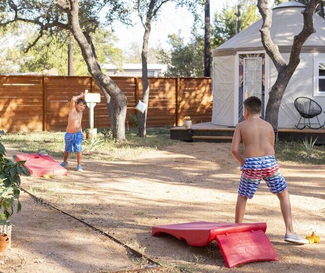 ホテル The Peacock Yurt At Camposanto Atx Glamping On Lake Travis