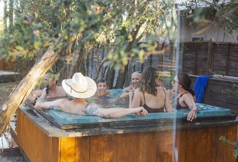 ホテル The Peacock Yurt At Camposanto Atx Glamping On Lake Travis