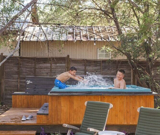 ホテル The Peacock Yurt At Camposanto Atx Glamping On Lake Travis